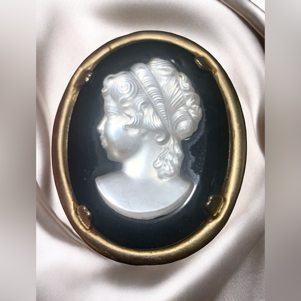 Vintage Iridescent Cameo Brooch Pin - Black & Gold Tone